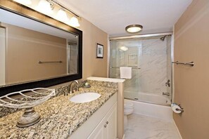 Villa, Mehrere Betten, Küche, Gartenblick (2310 Heritage Villas) | Badezimmer