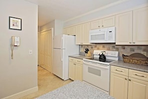 Villa, plusieurs lits, cuisine, vue jardin (2310 Heritage Villas) | Cuisine privée | Cafetière/bouilloire, tables à manger