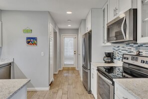 Villa, Mehrere Betten, Küche, Blick auf den Golfplatz (2277 Heritage Villas) | Eigene Küche | Wasserkocher mit Kaffee-/Teezubehör, Esstisch