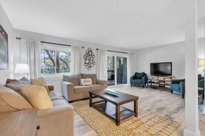 Villa - flere senge - køkken - udsigt til golfbane (2350 Racquet Club) | Opholdsområde | 42-tommers fladskærms-tv med digitale kanaler
