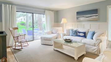 別墅, 多張床, 廚房, 花園景觀 (2290 Heritage Villas) | 起居區 | 42-吋平面電視,提供數位頻道