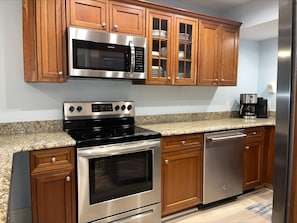 Villa, plusieurs lits, cuisine, vue jardin (2437 Inland Harbour) | Cuisine privée | Cafetière/bouilloire, tables à manger