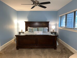 Huvila, useita sänkyjä, keittiö, näköala puutarhaan (2437 Inland Harbour) | 2 makuuhuonetta, yksilöllisesti sisustettu, yksilöllisesti kalustettu