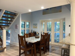 Huvila, useita sänkyjä, keittiö, näköala puutarhaan (2437 Inland Harbour) | Ruokailu