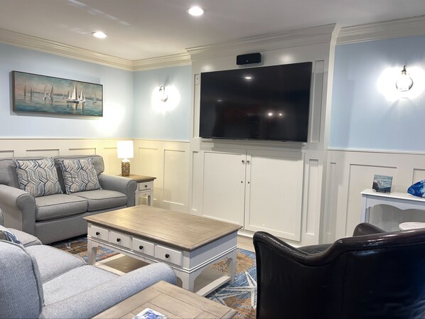 Huvila, useita sänkyjä, keittiö, näköala puutarhaan (2437 Inland Harbour) | Oleskelualue | 42–tuumainen taulutelevisio, jossa digitaalikanavat