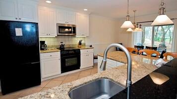 Villa, varias camas, cocina, vistas al jardín (2286 Heritage Villas) | Cocina privada | Cafetera o tetera y mesa de comedor