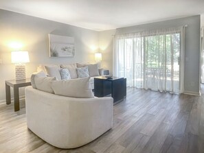 Villa, varias camas, cocina, vistas al jardín (2339 Racquet Club) | Zona de estar | Televisión de pantalla plana de 42 pulgadas con canales digitales