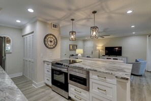 Villa, letti multipli, cucina (2313 Racquet Club) | Cucina privata | Macchina per tè/caffè, tavolo da pranzo