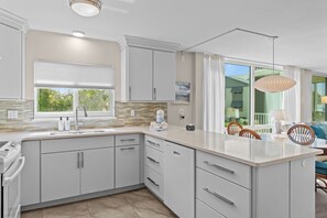 Køleskab, mikrobølgeovn, ovn, kogeplade