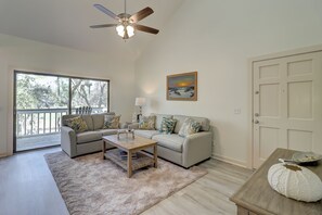 ヴィラ キングベッド 1 台ソファーベッド付き キッチン (2338 Racquet Club) | リビング エリア | 42 インチの薄型テレビ (デジタル放送視聴可)