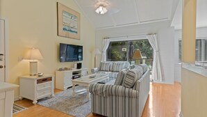 Villa, 1 kingsize-seng med sovesofa, kjøkken, hageutsikt (2370 Racquet Club) | Oppholdsområde | En 42-tommers Flatskjerm-TV med digitale kanaler