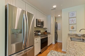Villa, 1 King Bed with Sofa bed, Kitchen, Garden View (2370 Racquet Club) | Private kitchen - 2370 Racquet Club at The Sea Pines Resort (Hilton Head Island)