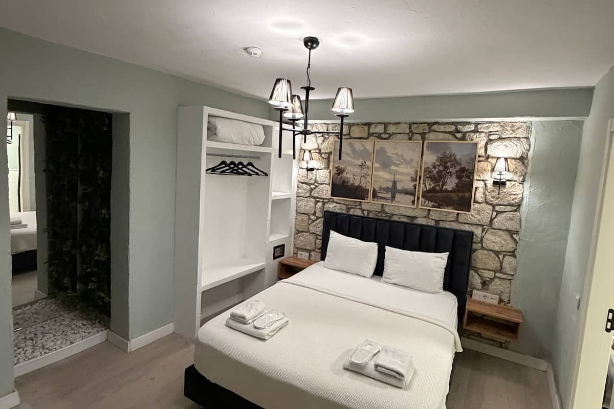 Caja de seguridad en la habitación y escritorio