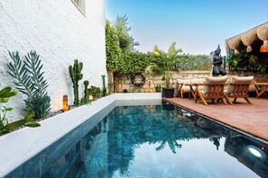 Outdoor pool, pool umbrellas, sun loungers - Karnelyan Alaçatı (Cesme)