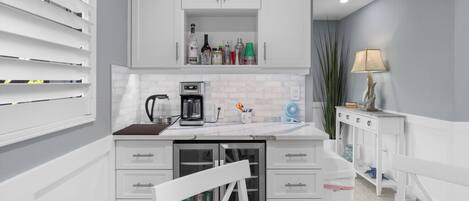 冷蔵庫、電子レンジ、オーブン、コンロ