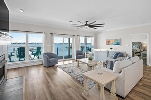 TV connectée, jeux vidéo, table de tennis de table, livres