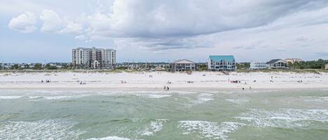 På stranden, liggestole, badehåndklæder