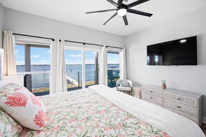 8 Schlafzimmer, Schreibtisch, Bügeleisen/Bügelbrett, Reisekinderbett