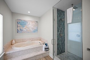 Shower, jetted tub, hair dryer, towels - Spacious Perdido Key Retreat: Sand Volleyball, Dock, Gameroom & Beach (Pensacola)