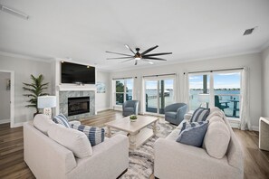 Smart-tv, videospil, bordtennisbord, bøger