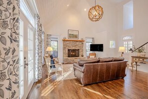 Smart TV, chimenea, mesa de ping pong