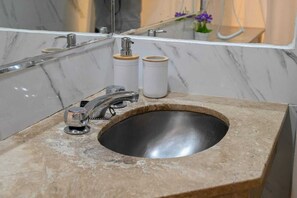 Haartrockner, Handtücher, Toilettenpapier