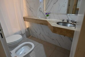 Sèche-cheveux, serviettes fournies, papier toilette