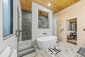 Een douche, een haardroger, handdoeken