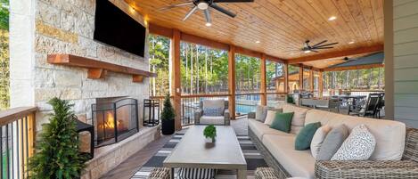 TV connectée, cheminée, baby-foot, table de tennis de table