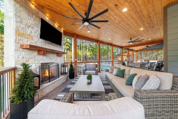 Smart TV, fireplace, table football, ping pong - Pool, Sauna, Soccer, Pickleball, Volleyball, - Sleeps 26 (Broken Bow)