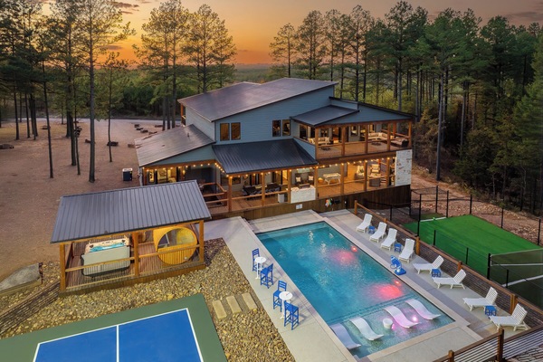 Buy Dirt is a 7 bed, 8 bath, tons of amenities, sleeps 26