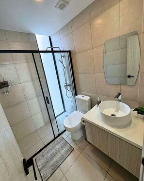 Regadera, toallas, jabón, papel de baño 