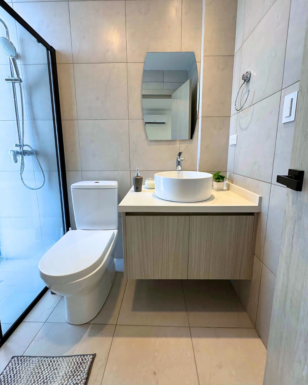 Douche, serviettes fournies, savon, papier toilette
