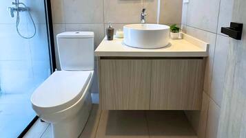 Douche, serviettes fournies, savon, papier toilette