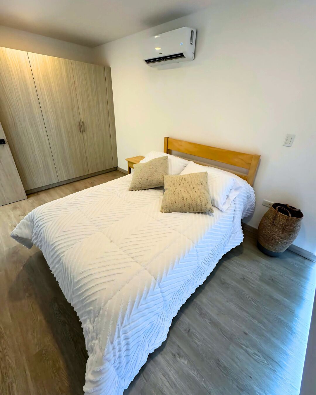 3 habitaciones, tabla de planchar con plancha, wifi y ropa de cama 