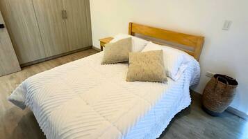 3 habitaciones, tabla de planchar con plancha, wifi y ropa de cama