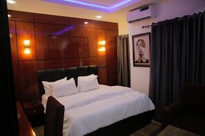 ห้องดีลักซ์, ระเบียง, วิวเมือง | โต๊ะทำงาน, พื้นที่ทำงานแบบใช้แล็ปท็อป, ผ้าม่านกันแสง, ห้องเก็บเสียง