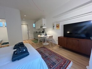 1 bedroom, in-room safe, desk, iron/ironing board