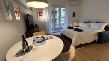 1 slaapkamer, een kluis op de kamer, een bureau