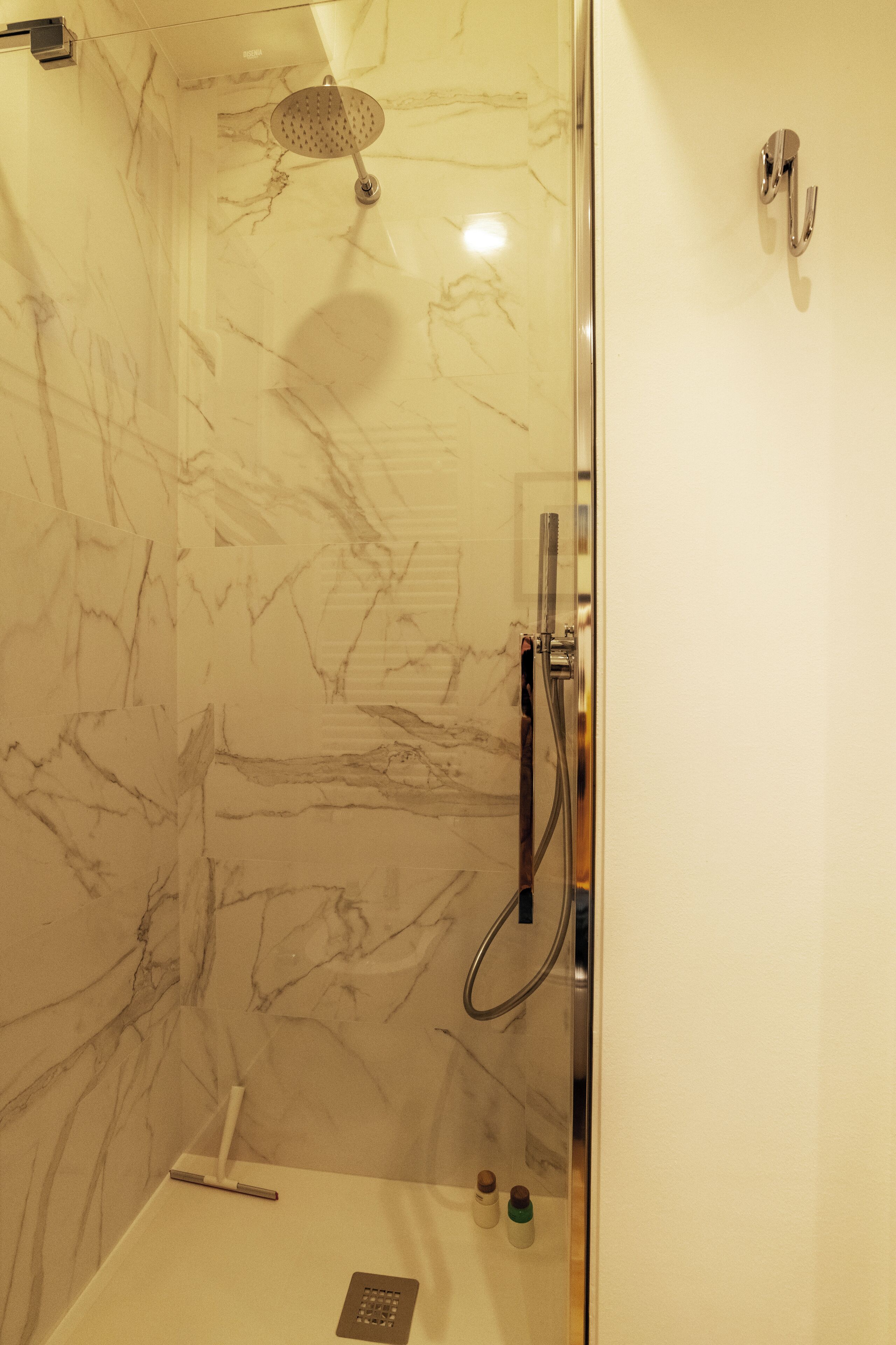 Douche, articles de toilette écologiques, sèche-cheveux, bidet