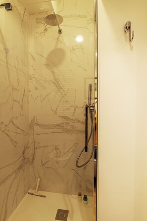 Douche, articles de toilette écologiques, sèche-cheveux, bidet