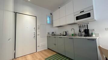 Kühlschrank, Mikrowelle, Ofen, Herdplatte