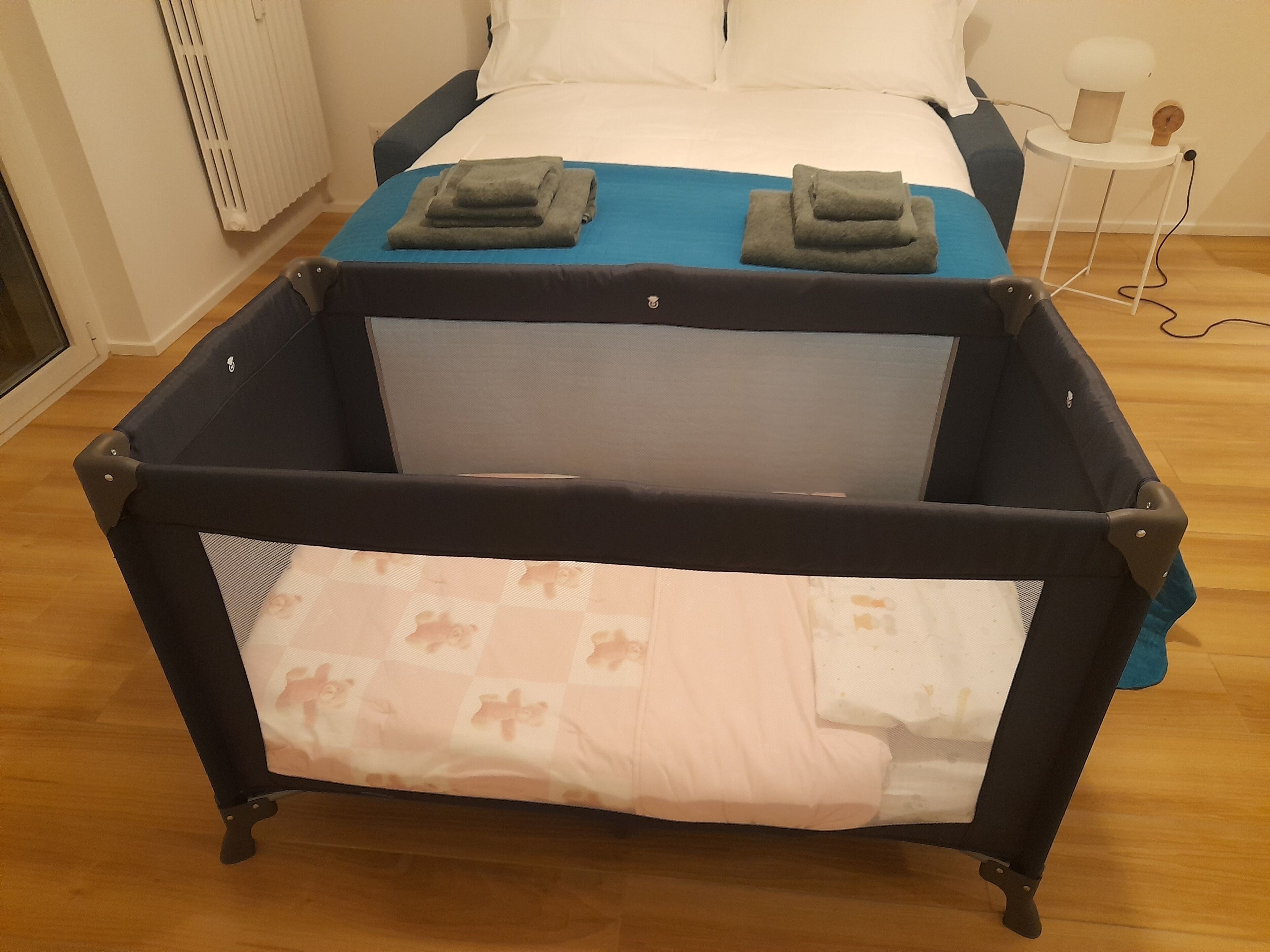 1 Schlafzimmer, Zimmersafe, Schreibtisch, Bügeleisen/Bügelbrett