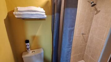 Een douche, een haardroger, handdoeken, zeep