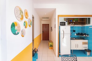 Apartment | Private kitchen | Fridge, microwave, stovetop, cookware/dishes/utensils - SUH Copacabana 52 Cozy Beach (Rio de Janeiro)