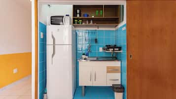 Apartamento | Cozinha privada | Geladeira, micro-ondas, cooktop, talheres/pratos/utensílios de cozinha