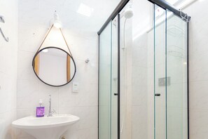 Departamento | Baño | Regadera, secadora de cabello, toallas, papel de baño 