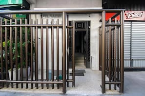 A gated entrance to a building with a sign reading "ED SABIN". - SUH Copacabana 52 Cozy Beach (Rio de Janeiro)