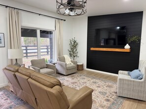 Smart TV - Luxury 2 Bedroom Lakeside Cabin in Murray KY with Lake Access (Murray)