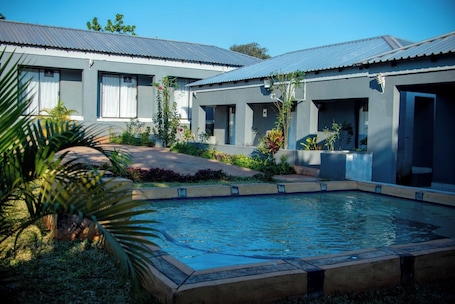 Una piscina al aire libre